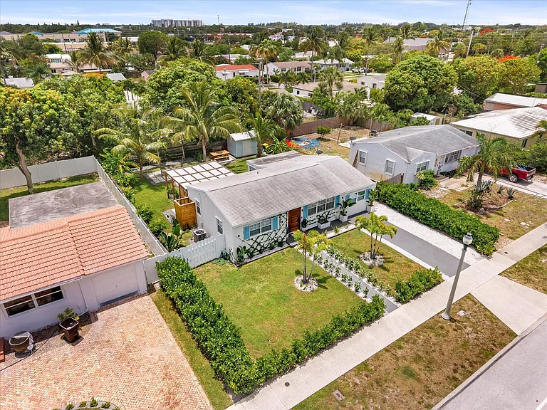 350 Forest Hill Blvd — Photo 12