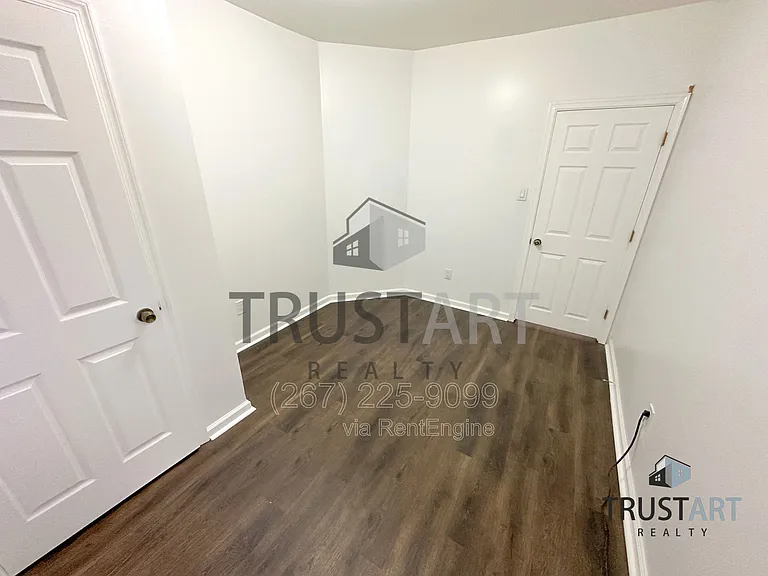 1953 N Hollywood St — Photo 14