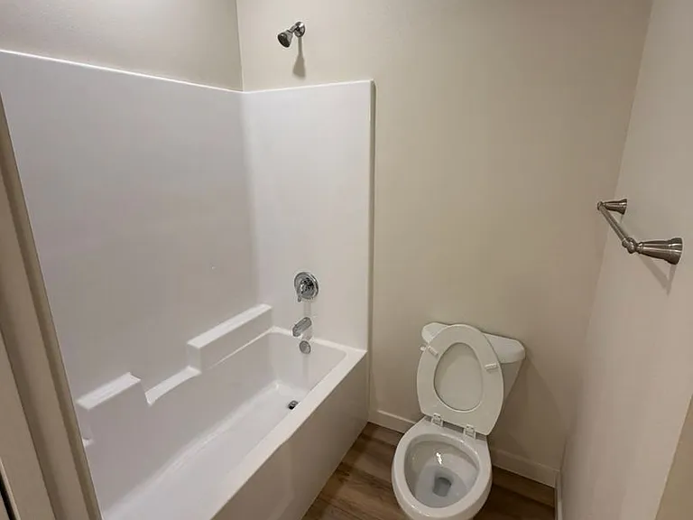 Brand New 2 bedroom 1.5 bath unit — Photo 12