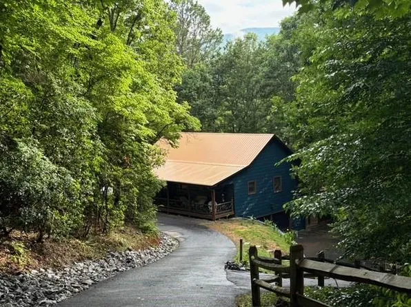 3196 Creekview Rd, Hiawassee, GA 30546