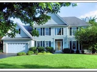 712 Hartfield Dr, North Aurora, IL 60542