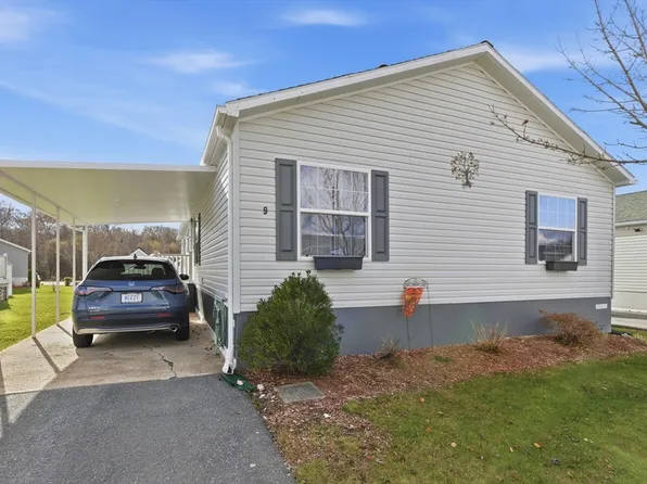 9 Blackbird Ln, Taunton, MA 02780