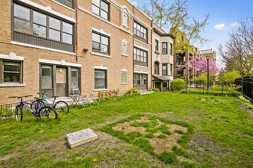 2nd image of 4555 N Malden St APT 310