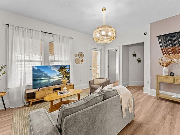 4th image of 304 Lakeshore Blvd