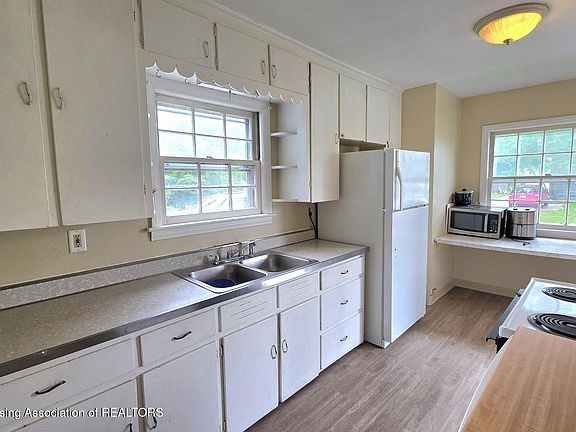 5th image of 954 Daisy Ln