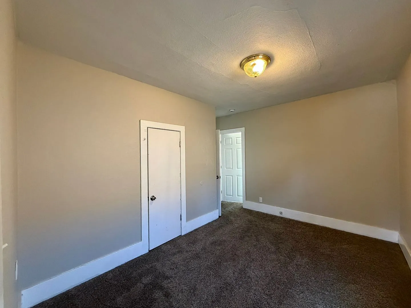 $ 1475.00 Escape Apartment Life! Downtown Cottage with yard! — Photo 4
