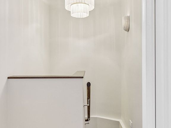 5th image of 121 W 72nd St APT 11D