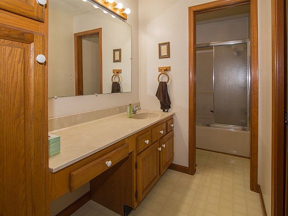 5th image of 1375 Lakeview Dr