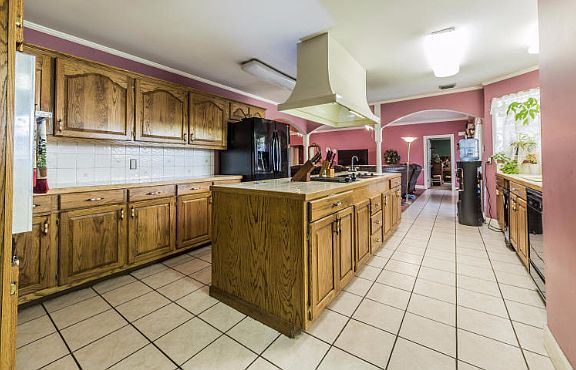 3rd image of 1015 Charles Dr