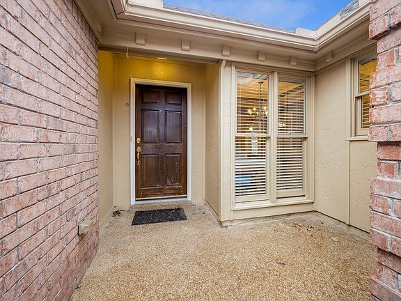 4th image of 1102 Mirror Lake Ln