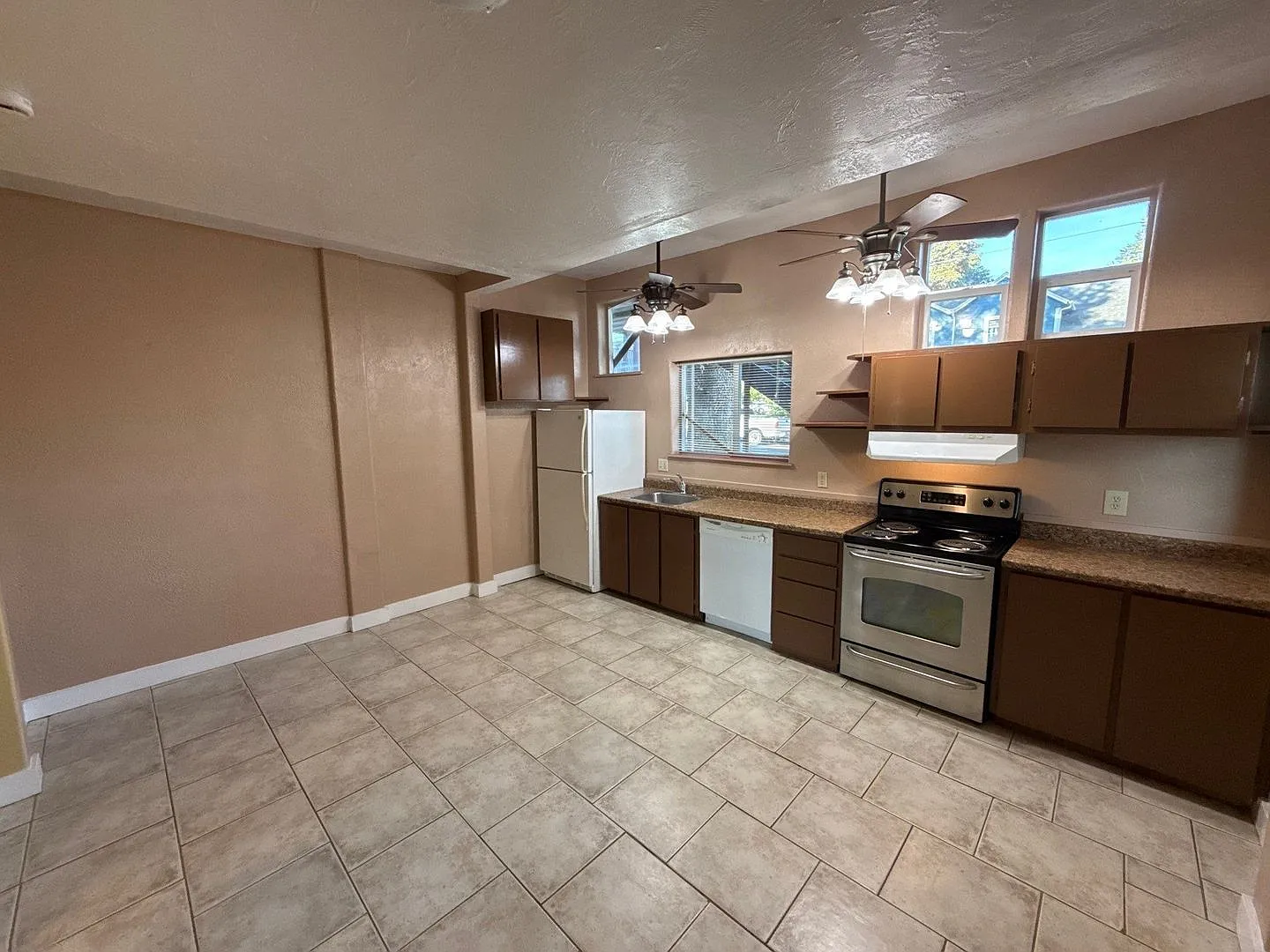 291 Clay St W — Photo 3