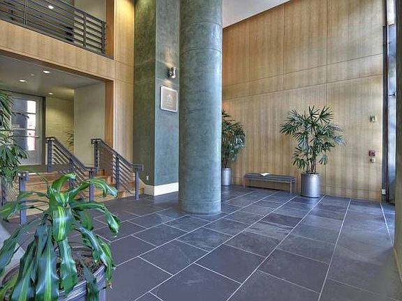 445 Francisco St Entry