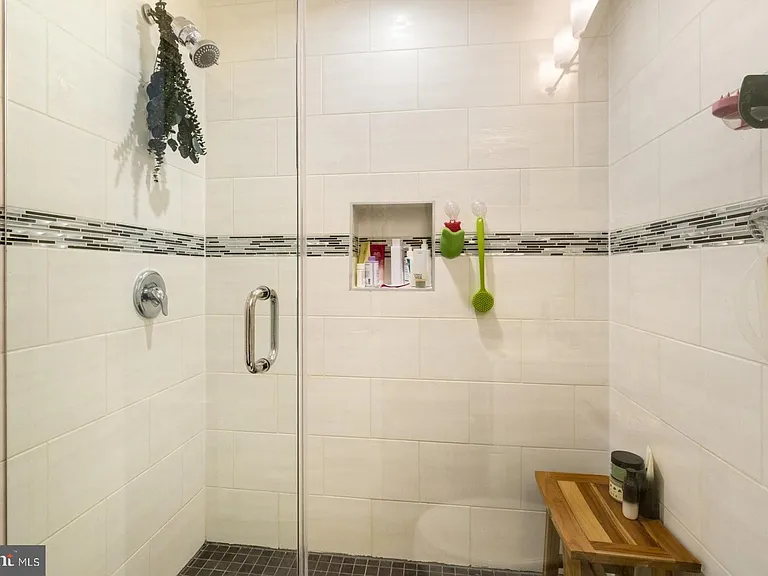 1909 E Hagert St #1 — Photo 28