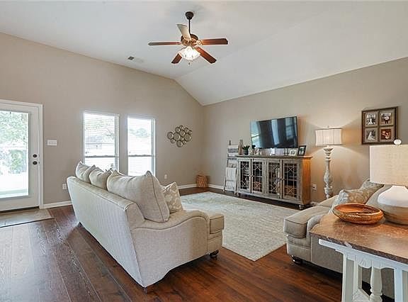 4th image of 424 Oak Branch Dr