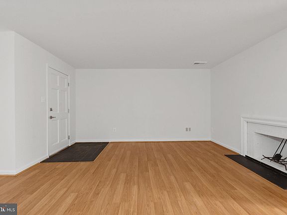 3rd image of 545 Colecroft Ct