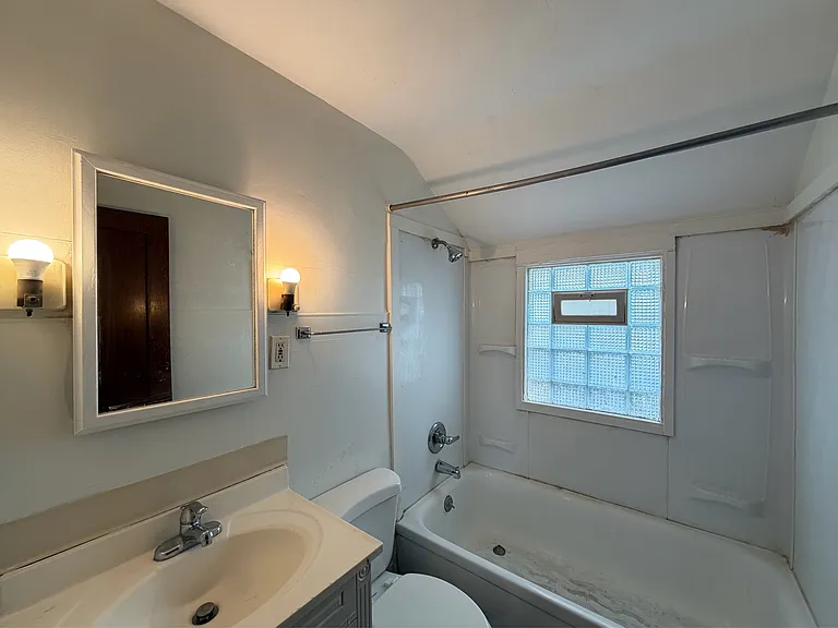 160 Woodward Ave — Photo 8