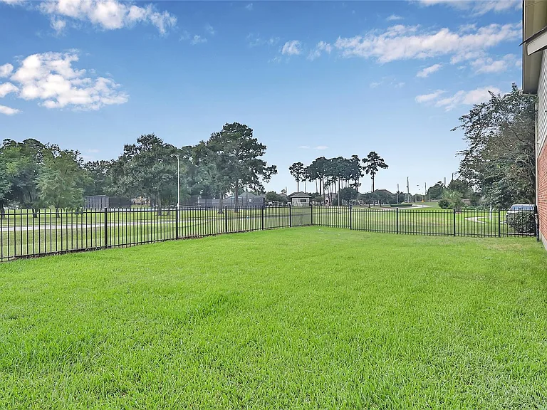 5915 Estonia Ct — Photo 32