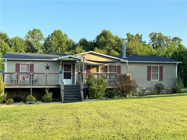 1016 Oak Ln, Jonesville, NC 28642