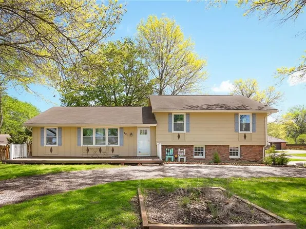 201 20th Ave N, Greenwood, MO 64034