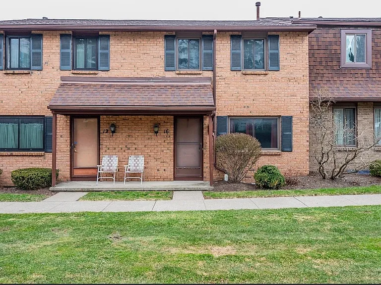 16 Surrey Hill Way — Photo 3