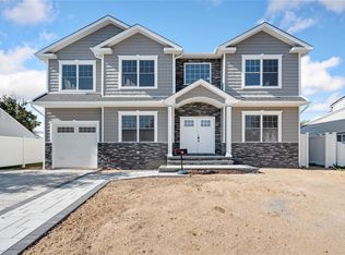 134 Southwood Cir, Syosset, NY 11791