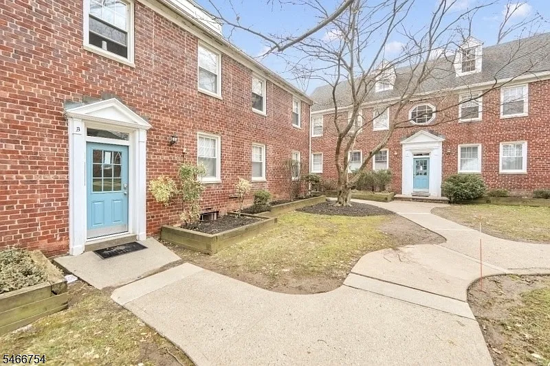 2 bed, 1.0 bath, $2,300 — Photo 2