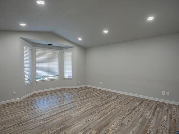 5th image of 2670 Edgemont St SE