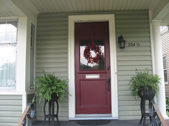 2nd image of 304 1/2 E Chestnut St