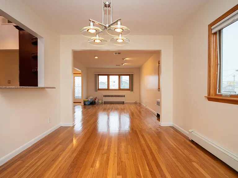 48 Rochester Ave #UPSTAIRS — Photo 8