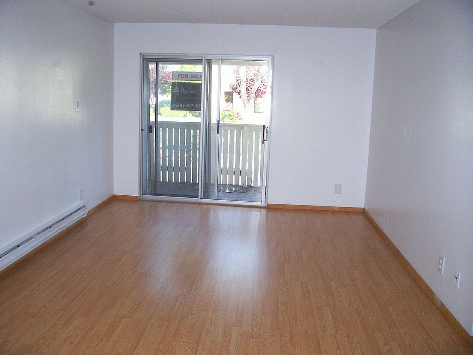 Living Area Pergo Floors 1yr old
