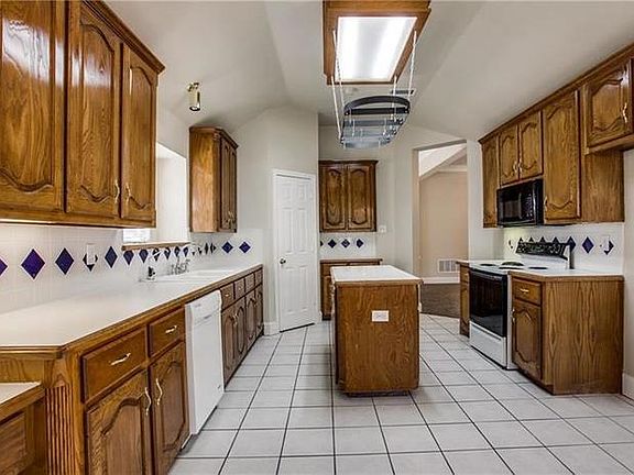 5th image of 221 Miramar Dr