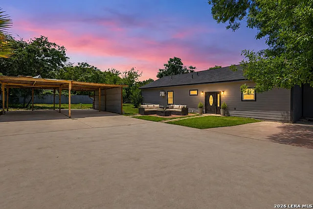 4 bed, 2.5 bath, 2212 sqft, $2,200 — Photo 2