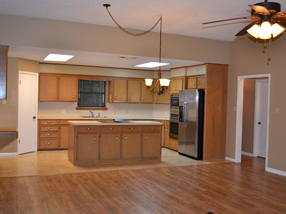 5th image of 204 Barkwood Dr