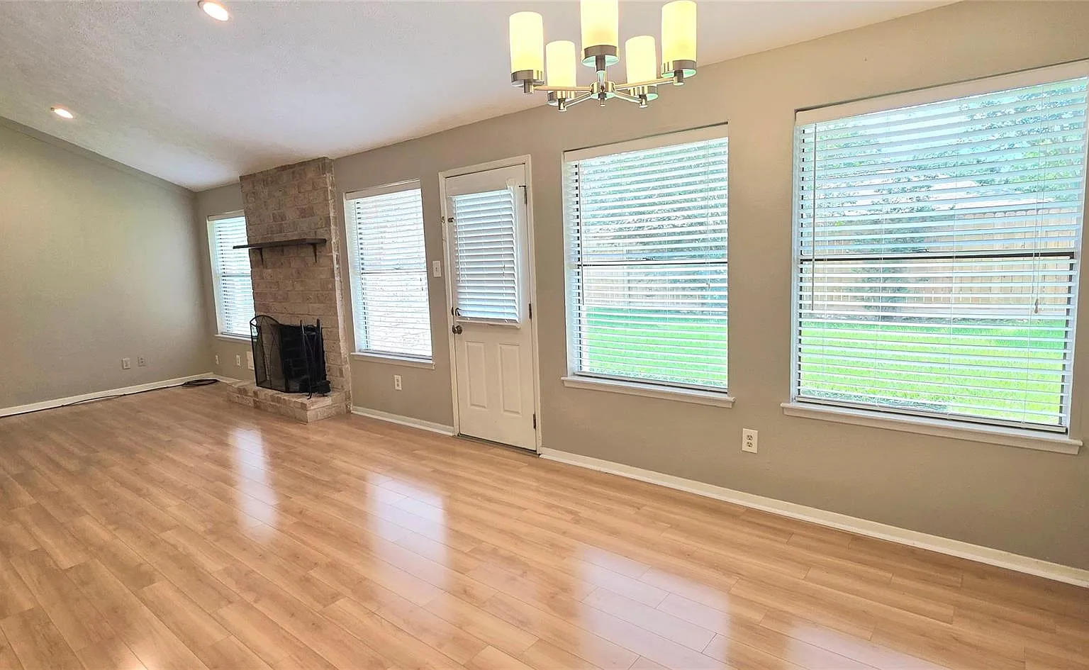 3 bed, 2.0 bath, 1728 sqft, $2,100 — Photo 3