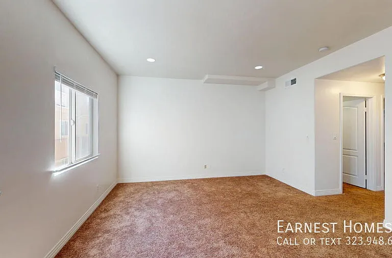 11622 Oxnard St — Photo 16
