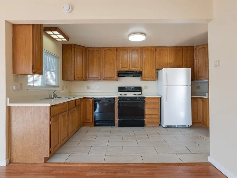 16526 Los Banos St #16526 — Photo 13