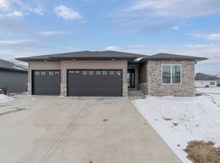 1122 Algonquin Dr, Cedar Falls, IA 50613