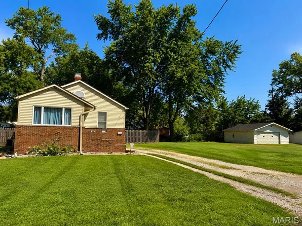 411 E Chestnut St, Gillespie, IL 62033