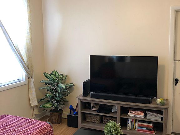 5th image of 458 N Artesian Ave #1R