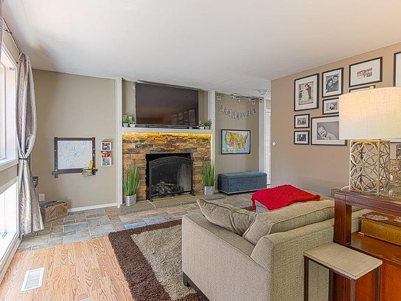 Living Room & Gas Fireplace