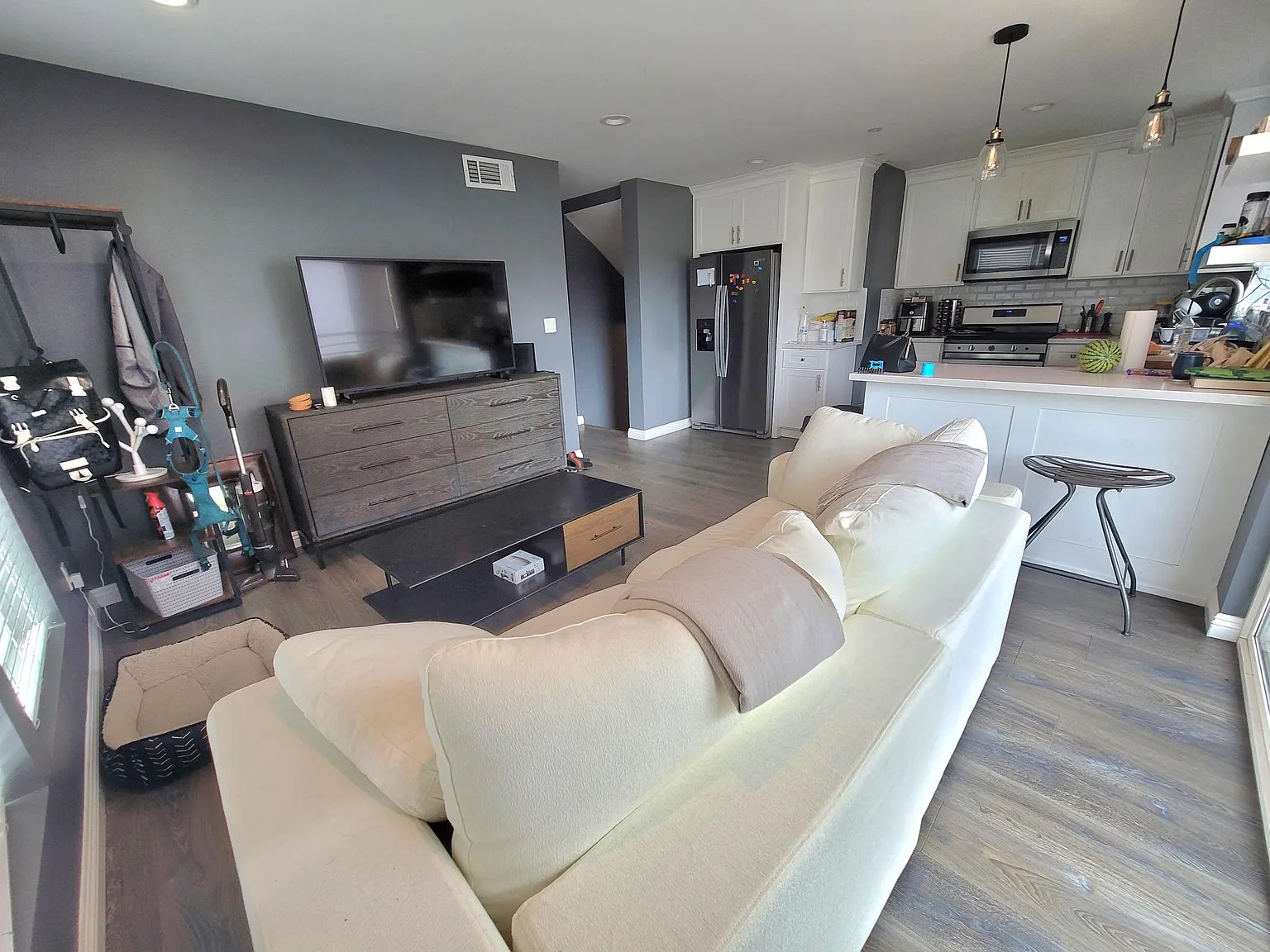 5 bed, 2000 sqft, $975 — Photo 2