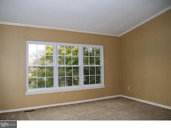 5th image of 693 Danbury Ct