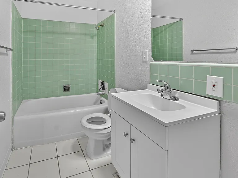 Las Palmas Apartment — Photo 12