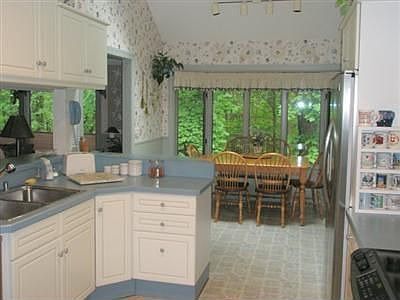 3rd image of 27 Glen Oaks Ln