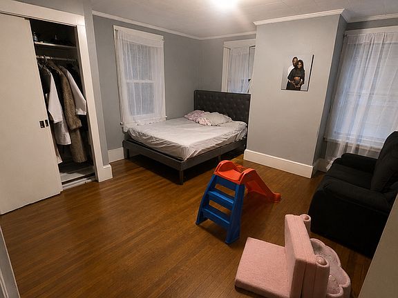 3rd image of 121 E Union St