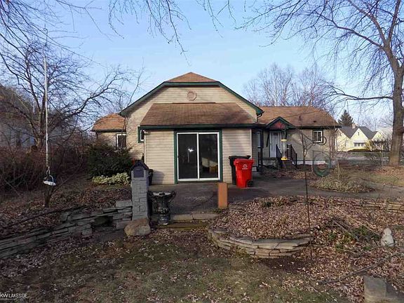 3rd image of 18540 Victor St