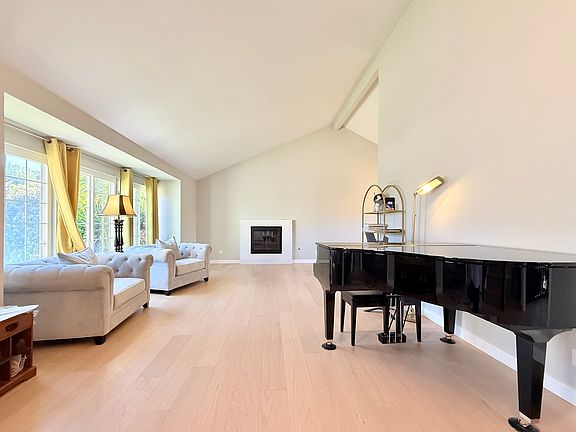 5th image of 2516 Somerset Dr