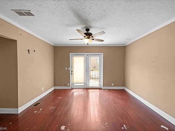 2nd image of 909 Camden Ave