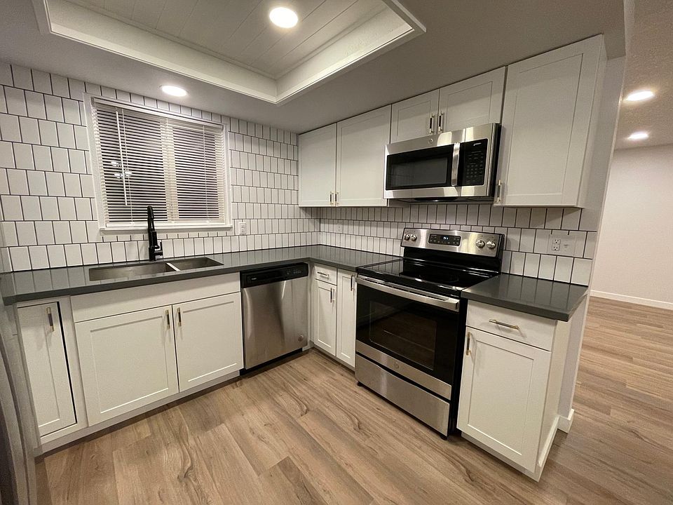 Kitchen - quartz, stainless appliances
