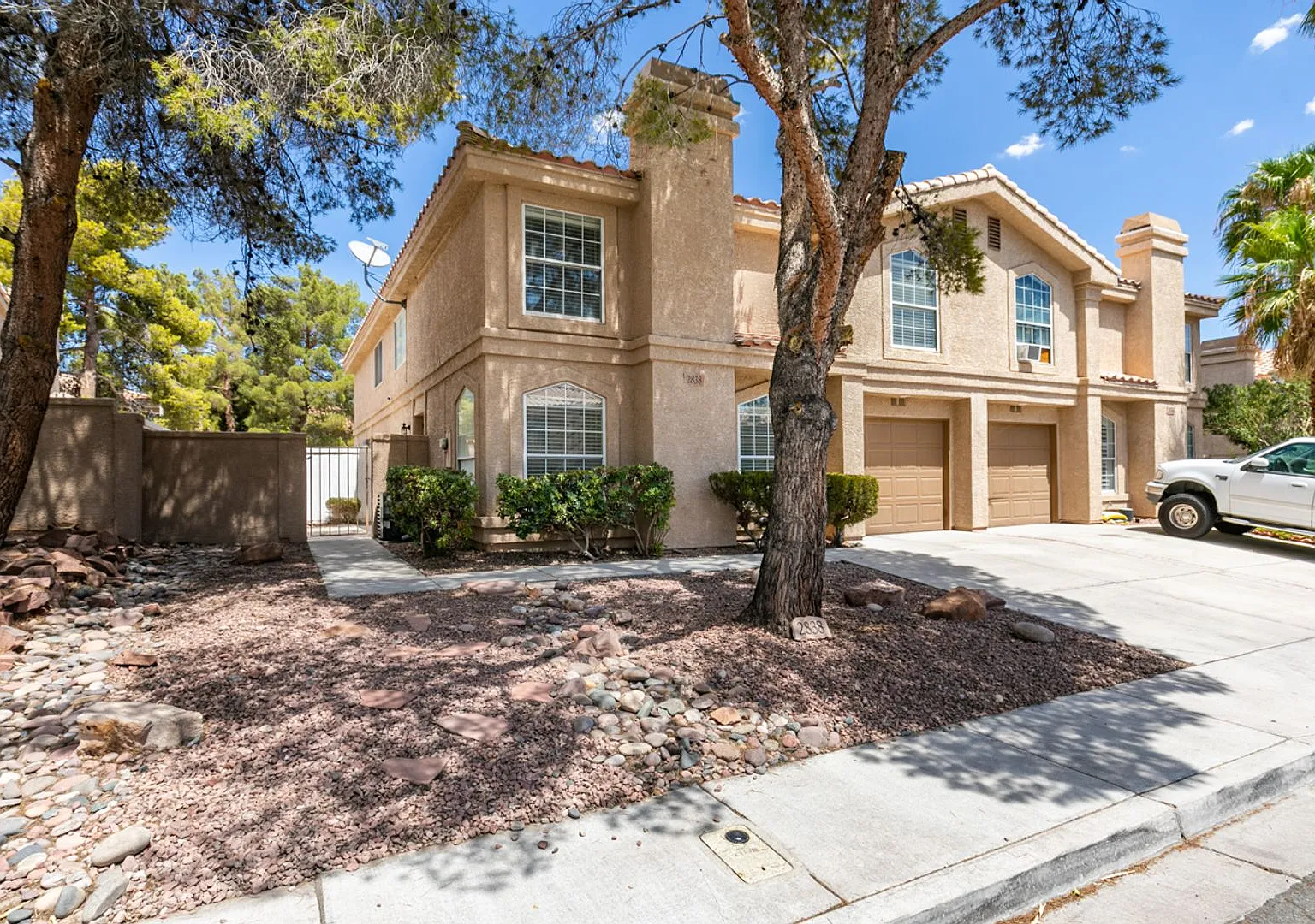 Beautifully upgraded 3-bedroom Green Valley townhome with stylish designer finishes — Photo 3